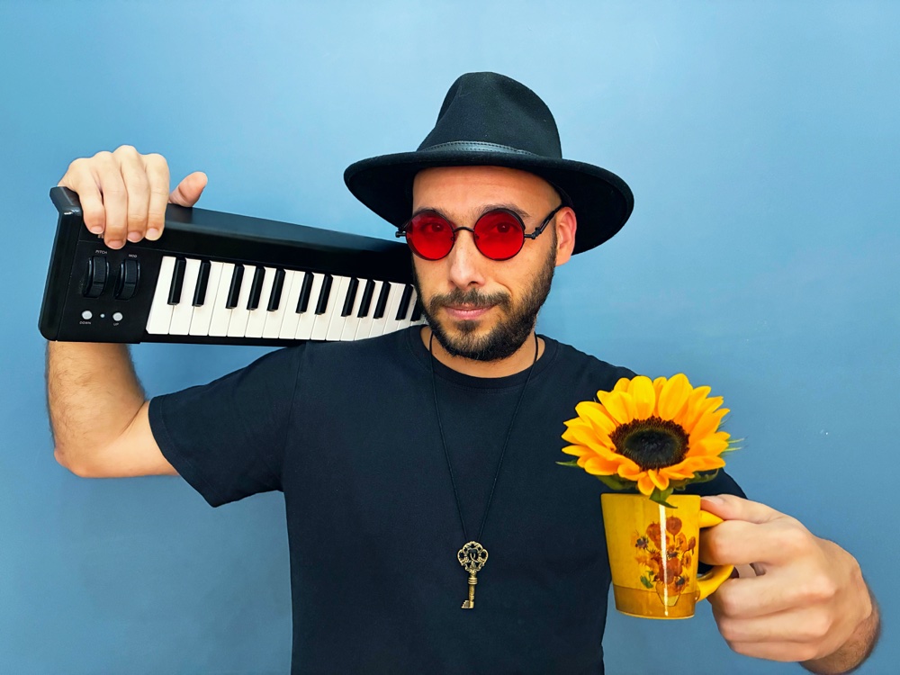 De Luca com teclado e girassol