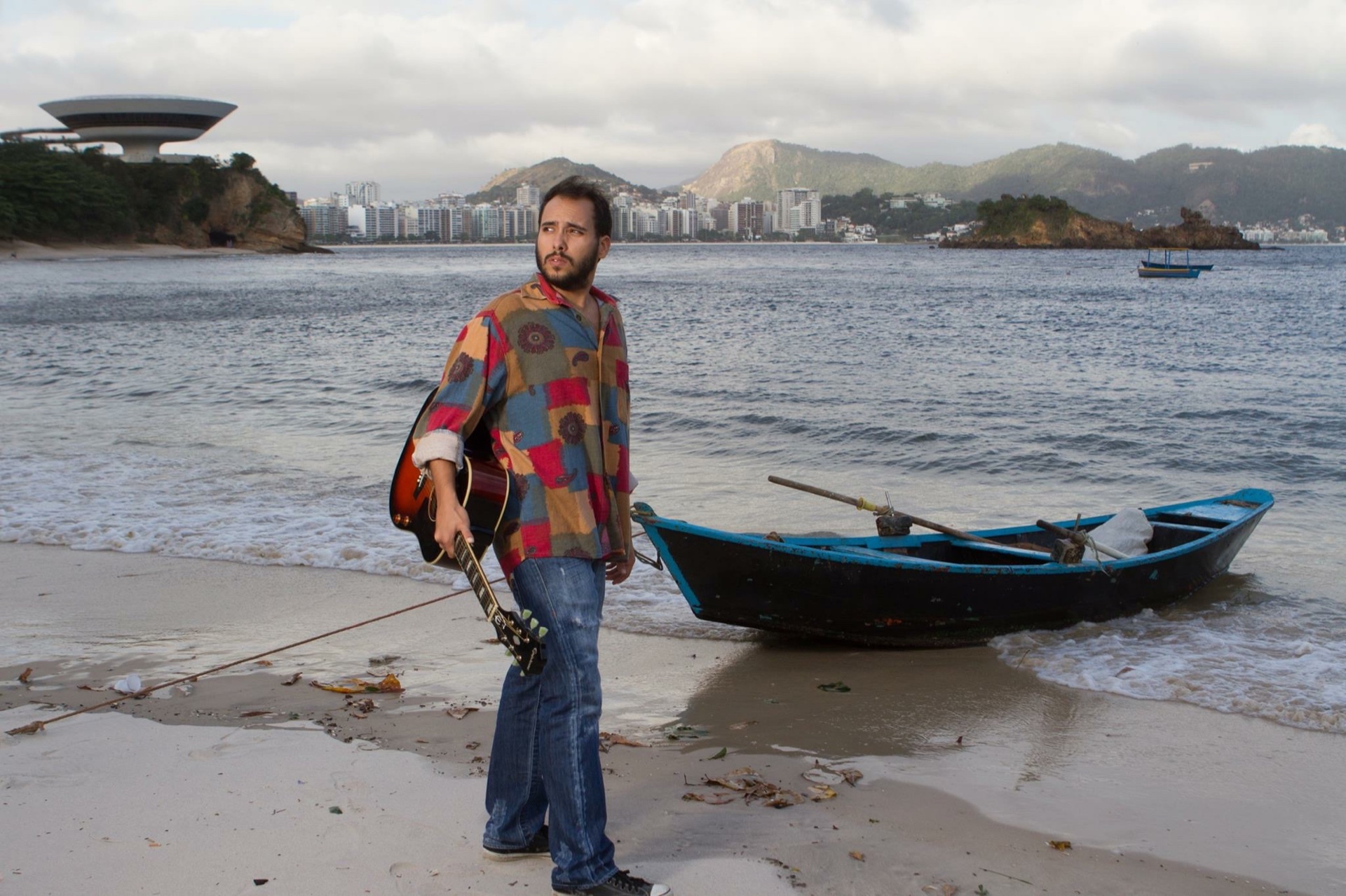De Luca com violão na praia de Niterói
