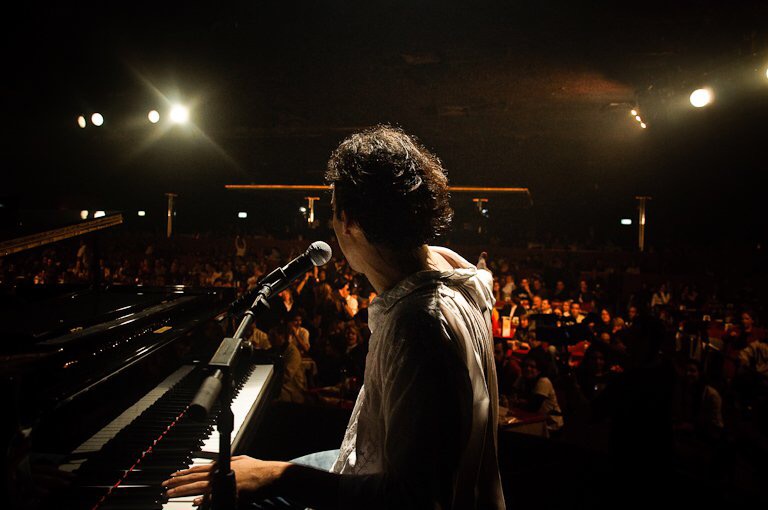 De Luca ao piano diante do público